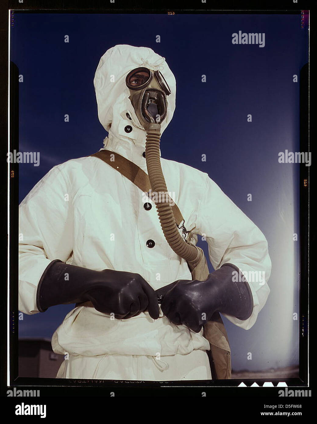 Der Seemann auf dem Naval Air Base trägt die neue Schutzkleidung und Gasmaske, die für den Einsatz in der chemischen Kriegsführung, Corpus Christi, Texas, entwickelt wurde. Diese Uniformen sind leichter als die alte (LOC) Stockfoto