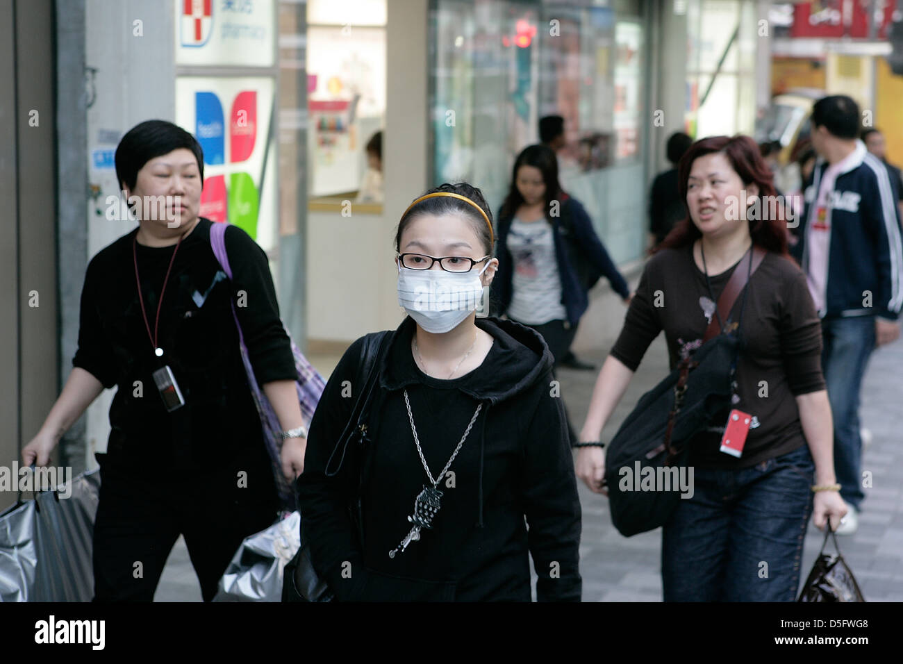 Frau trägt eine Maske zur Verbesserung des Umweltschutzes in Mong Kok, Hong Kong, Asien Stockfoto