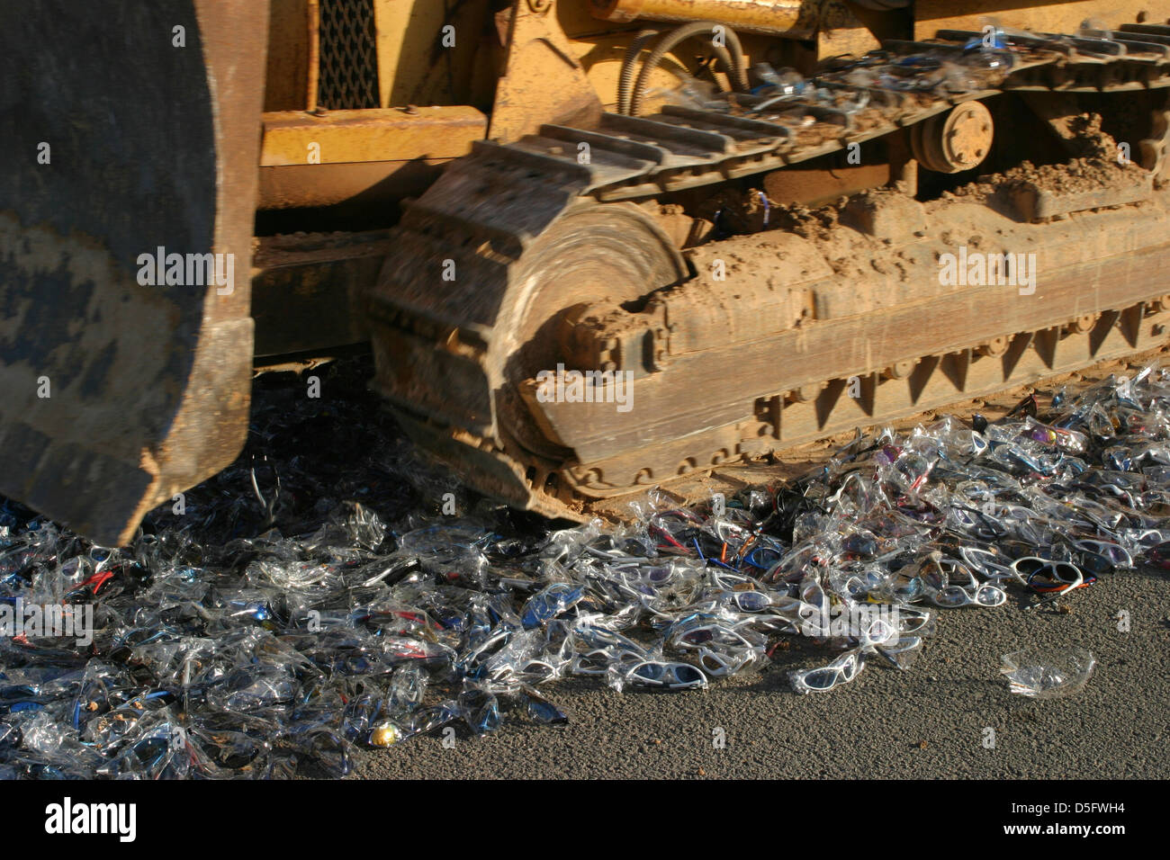 Ein Bulldozer läuft über beschlagnahmte Sonnenbrille nach einem Überfall zu demontieren, illegale Verkauf von gefälschten auf der spanischen Insel Mallorca Stockfoto