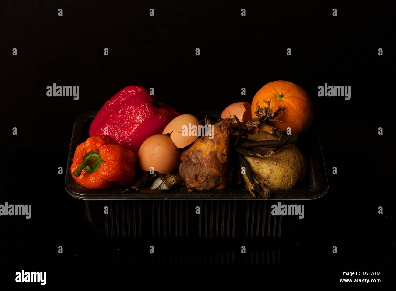Fäulnis, Obst und Gemüse mit einem schwarzen Hintergrund Stockfoto