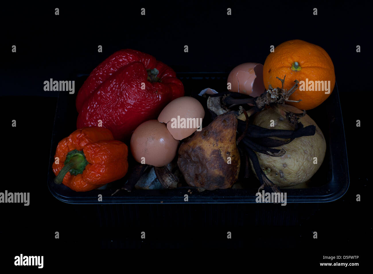 Fäulnis, Obst und Gemüse mit einem schwarzen Hintergrund Stockfoto