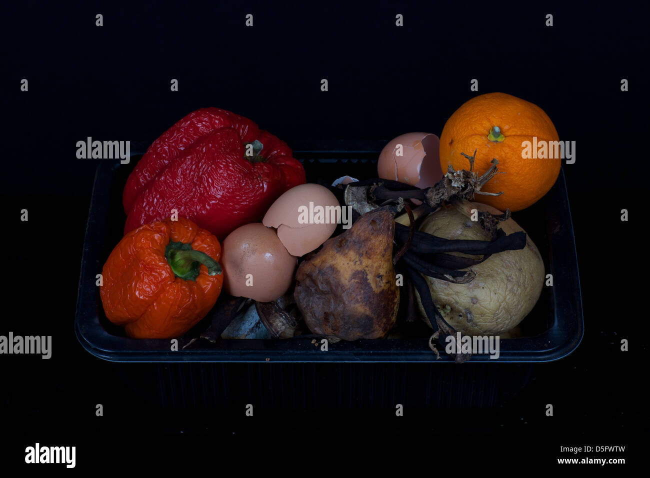 Fäulnis, Obst und Gemüse mit einem schwarzen Hintergrund Stockfoto