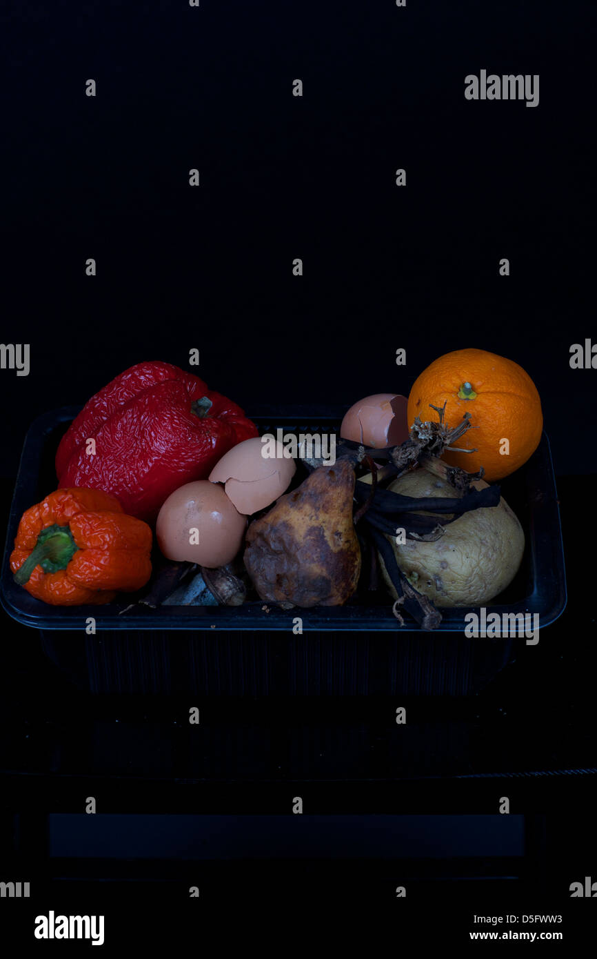 Fäulnis, Obst und Gemüse mit einem schwarzen Hintergrund Stockfoto