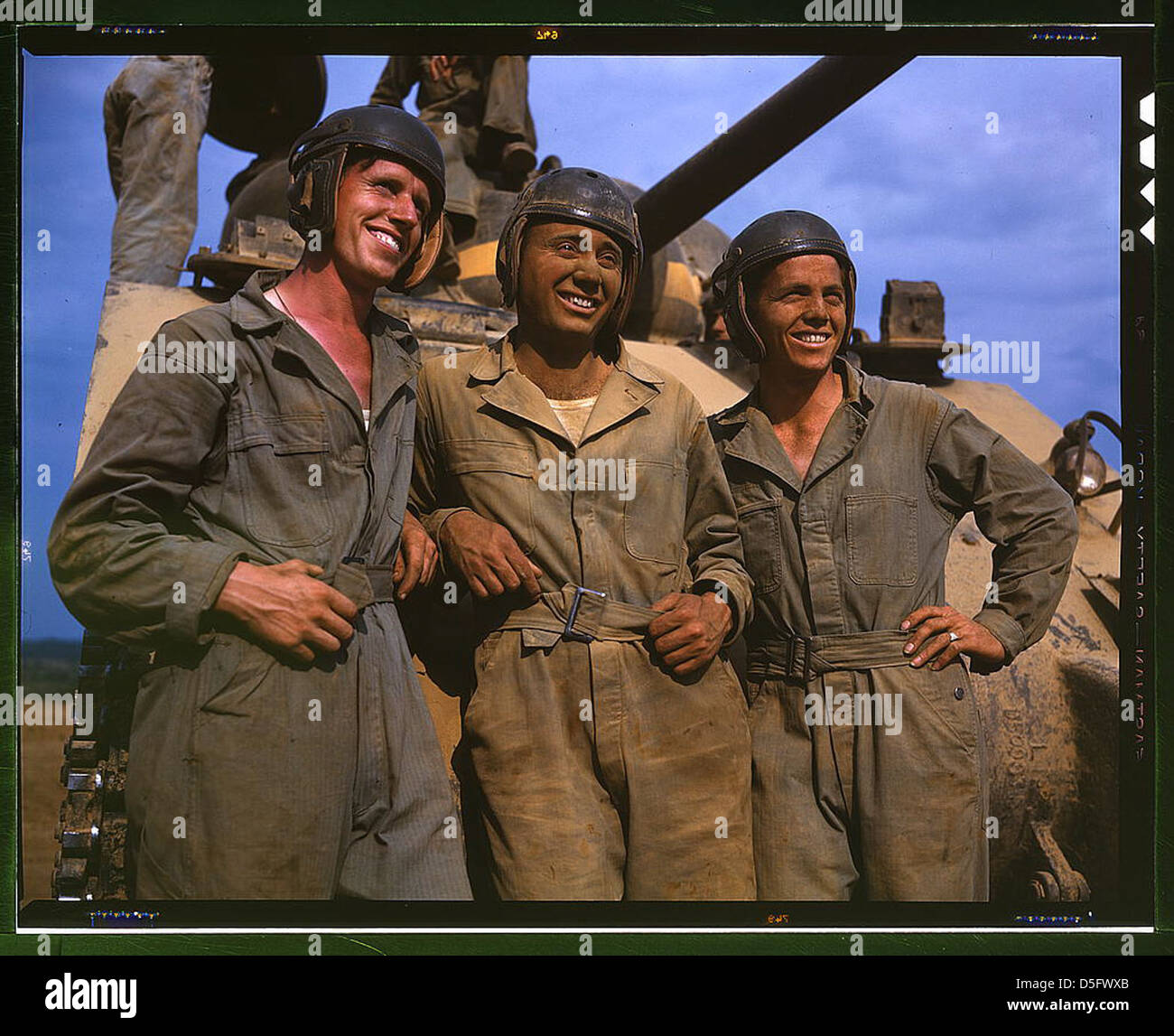 Afroamerikanische Soldaten der M-4 Sherman Panzerbesatzung der US Army werden im Juni 1942 in Fort Knox, Kentucky, gesichtet. Dieses Foto zeigt die Rolle des afroamerikanischen Militärs während des Zweiten Weltkriegs Stockfoto