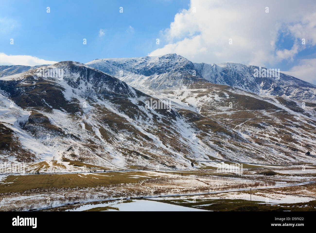 Blick über Nant Ffrancon Tal zu Mynydd Perfedd und Carnedd y Filiast Berge mit Schnee in Snowdonia, North Wales, UK Stockfoto
