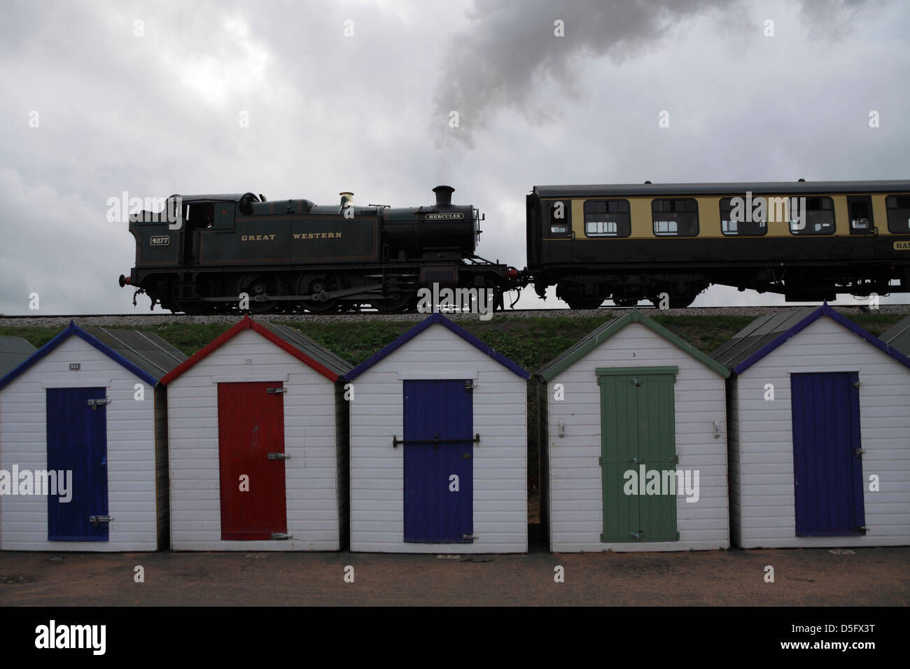 Dampfzug entlang der Seafront in Paignton Stockfoto