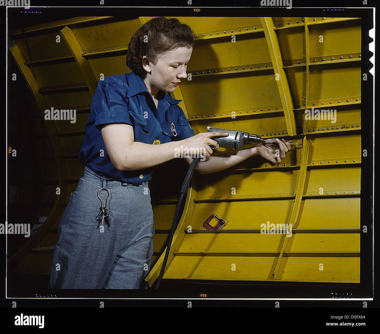 Betrieb einer Handbohrmaschine bei Vultee-Nashville, arbeitet Frau eine "Rache" Stuka, Tennessee (LOC) an Stockfoto