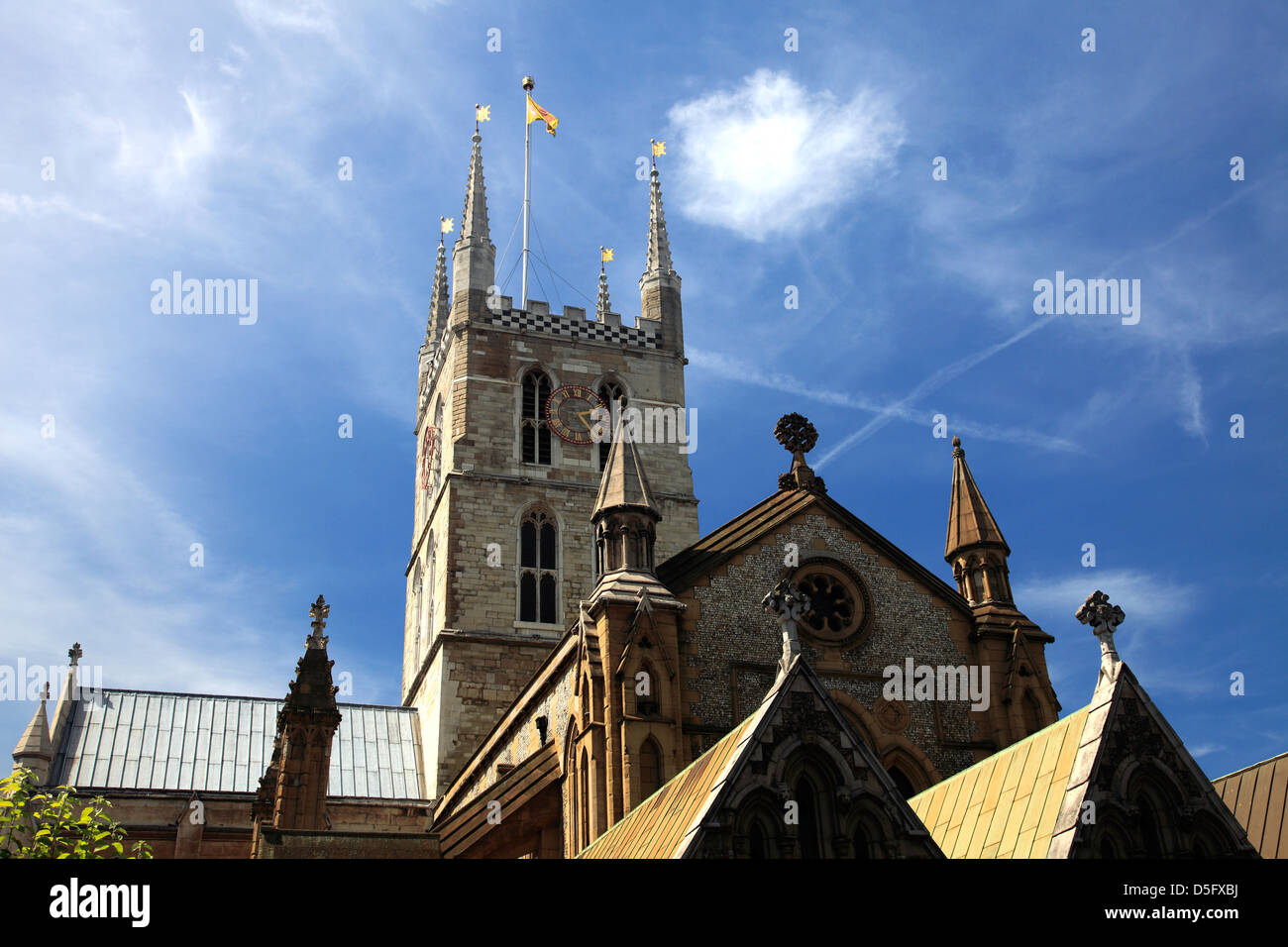 Sommer, Außenansicht der Southwark Cathedral, South Bank, London City, England, Vereinigtes Königreich Stockfoto