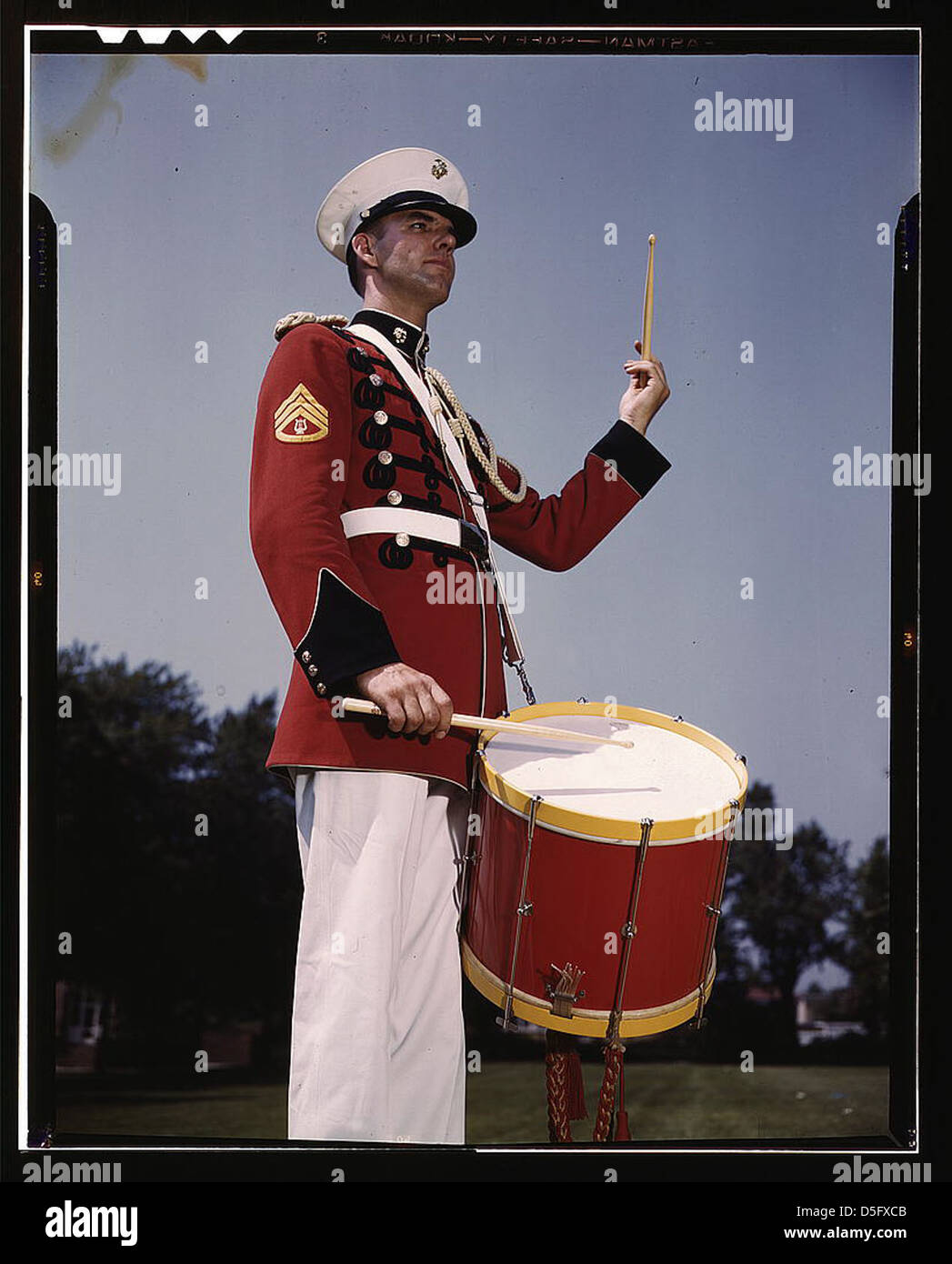 Ein Drummer der U.S. Marine Band wird gefangen genommen, möglicherweise in den Marine Barracks in Washington, D.C., wo er militärische Musiktraditionen und Disziplin im Marine Corps zeigt. Stockfoto