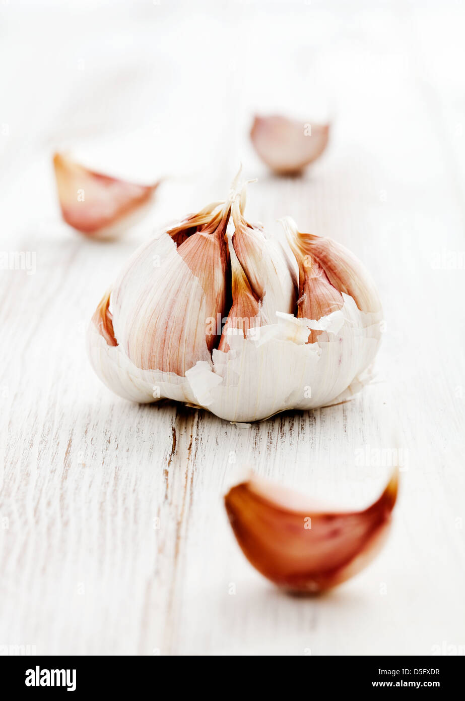 Frischer Knoblauch Onwhite Holztisch, selektiven Fokus Stockfoto