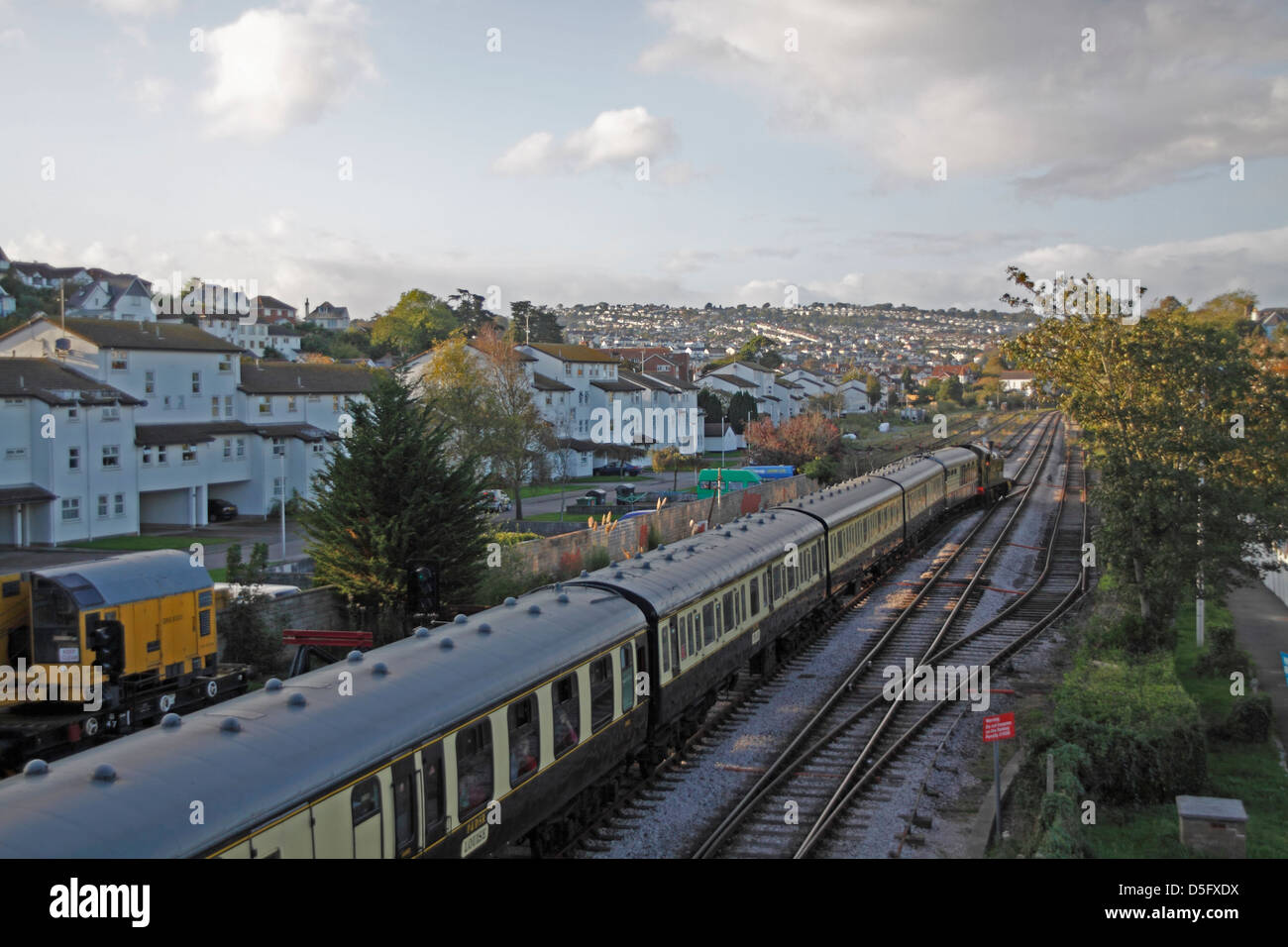 Dampfzug und Waggons, die durch Paignton fahren Stockfoto