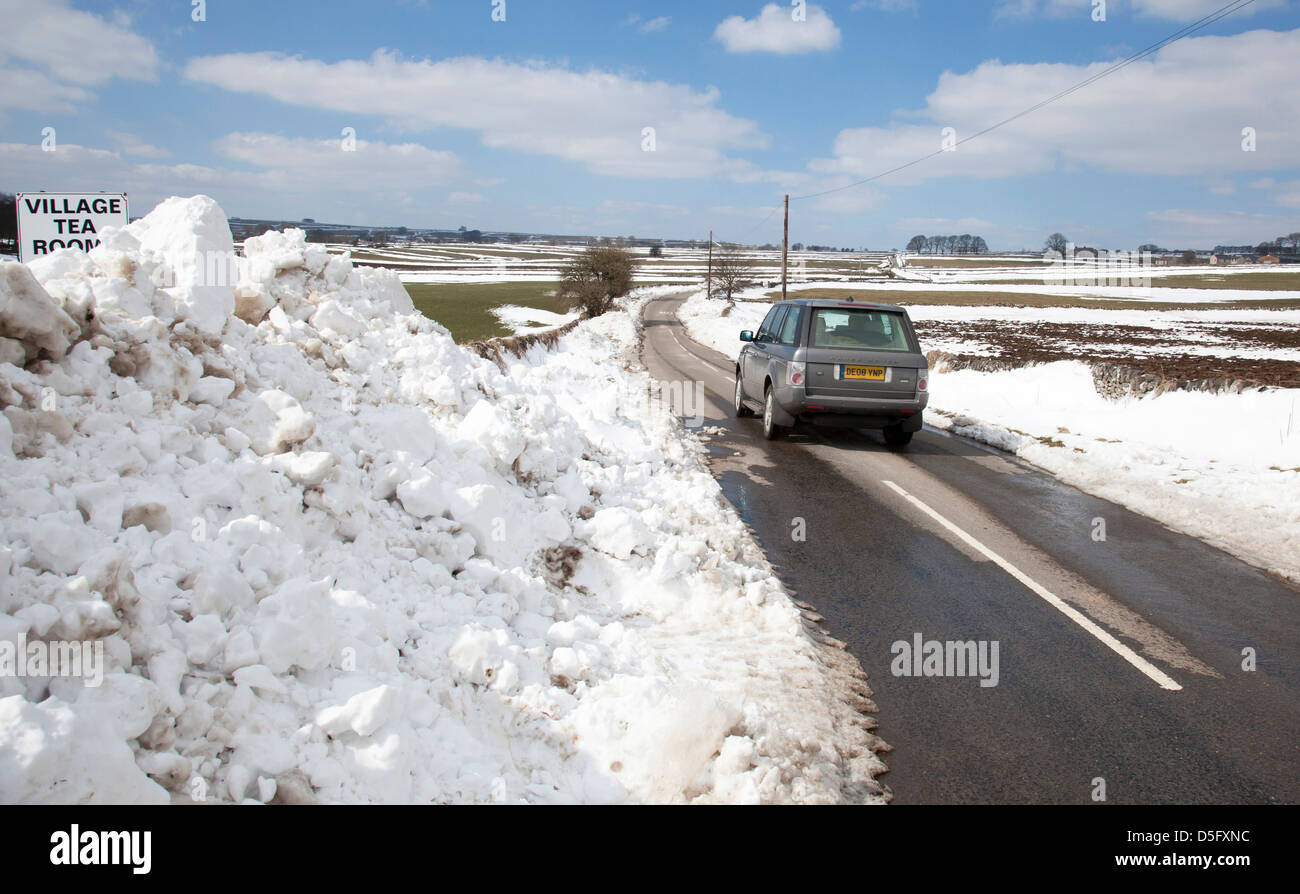 Ein Range Rover fahren auf einer Landstraße im Winter. Stockfoto