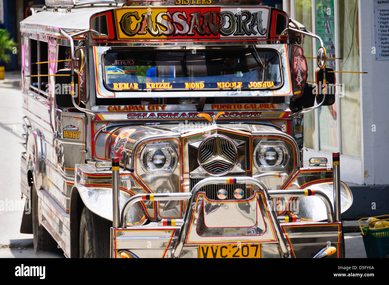 Jeepney – extravagant eingerichtet Stadtwerke Fahrzeug für den öffentlichen Nahverkehr in den Philippinen - Puerto Galera, Philippinen Stockfoto