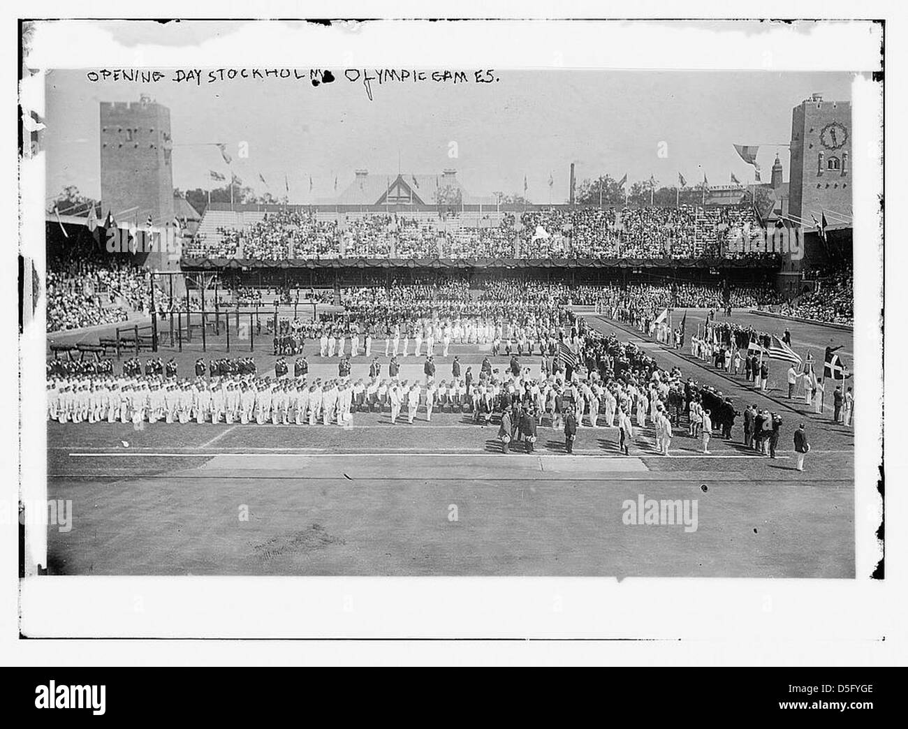 Dieses Schwarzweiß-Foto zeigt den Eröffnungstag der Olympischen Spiele 1912 in Stockholm. Es fängt die ersten Momente der ersten Olympiade in Schweden ein und ist ein wichtiges Ereignis in der olympischen Geschichte. Stockfoto