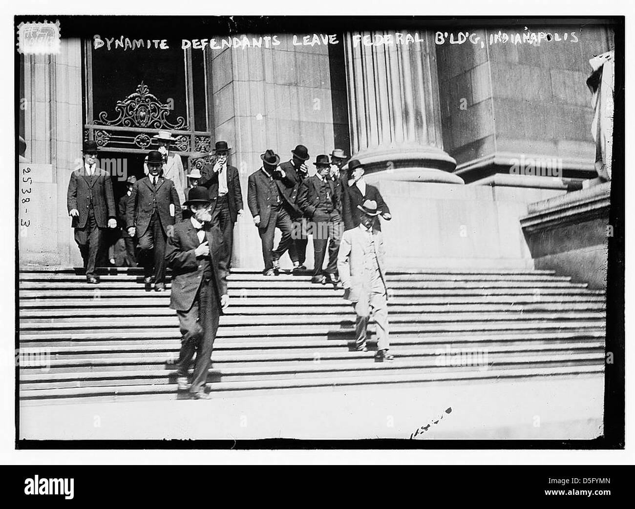 Dieses Bild zeigt die McNamara-Brüder, Angeklagte im berüchtigten Dynamit-Fall von 1911, die das Federal Building in Indianapolis verlassen. Ihr Prozess war ein entscheidender Moment in der amerikanischen Arbeitsgeschichte. Stockfoto