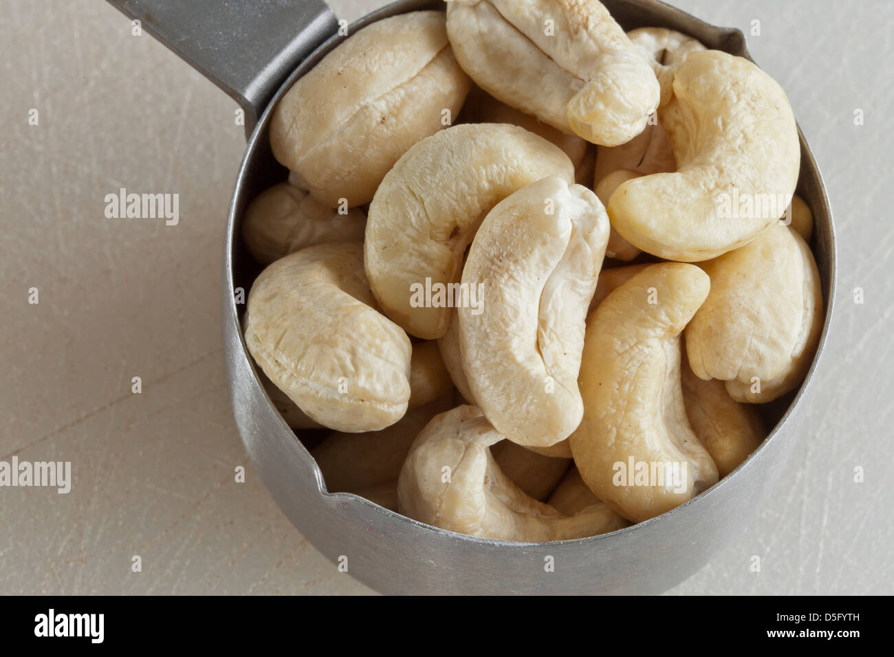 Rohe Cashewnüsse in einer Küche Stockfoto