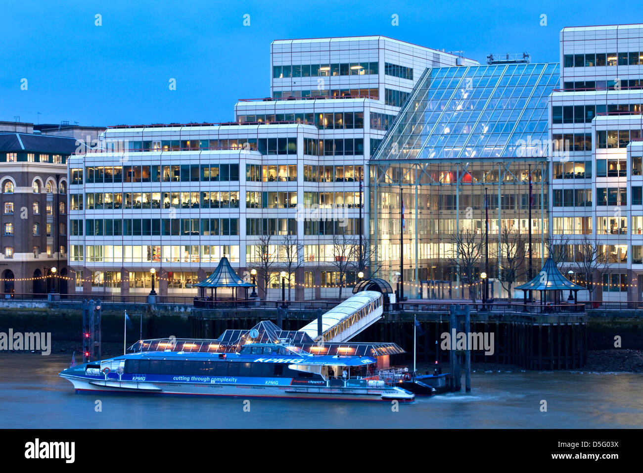 Thames Clipper und London Bridge City Pier, Themse, London, England Stockfoto