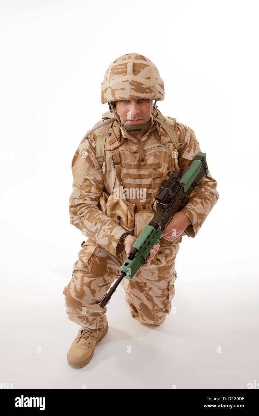 Britische Soldaten auf ein Knie und mit seinem SA80 Gewehr bewaffnet. Stockfoto