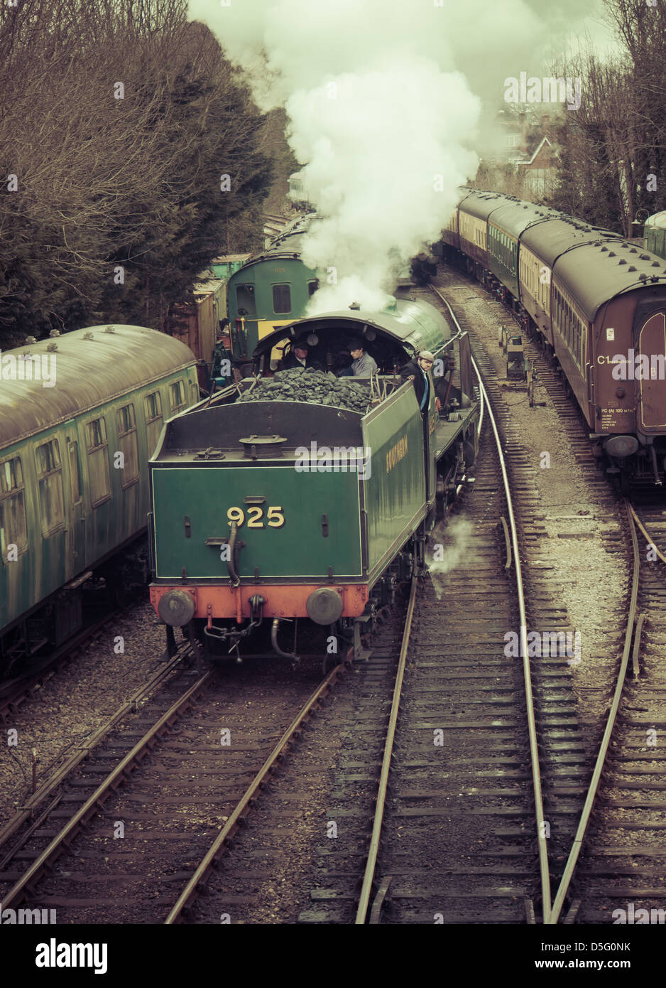 Southern Railways Schulen Klasse 4-4-0 Dampfmaschine verläßt No.925 "Cheltenham" Alresford Station auf der Mitte Hants Eisenbahn Stockfoto