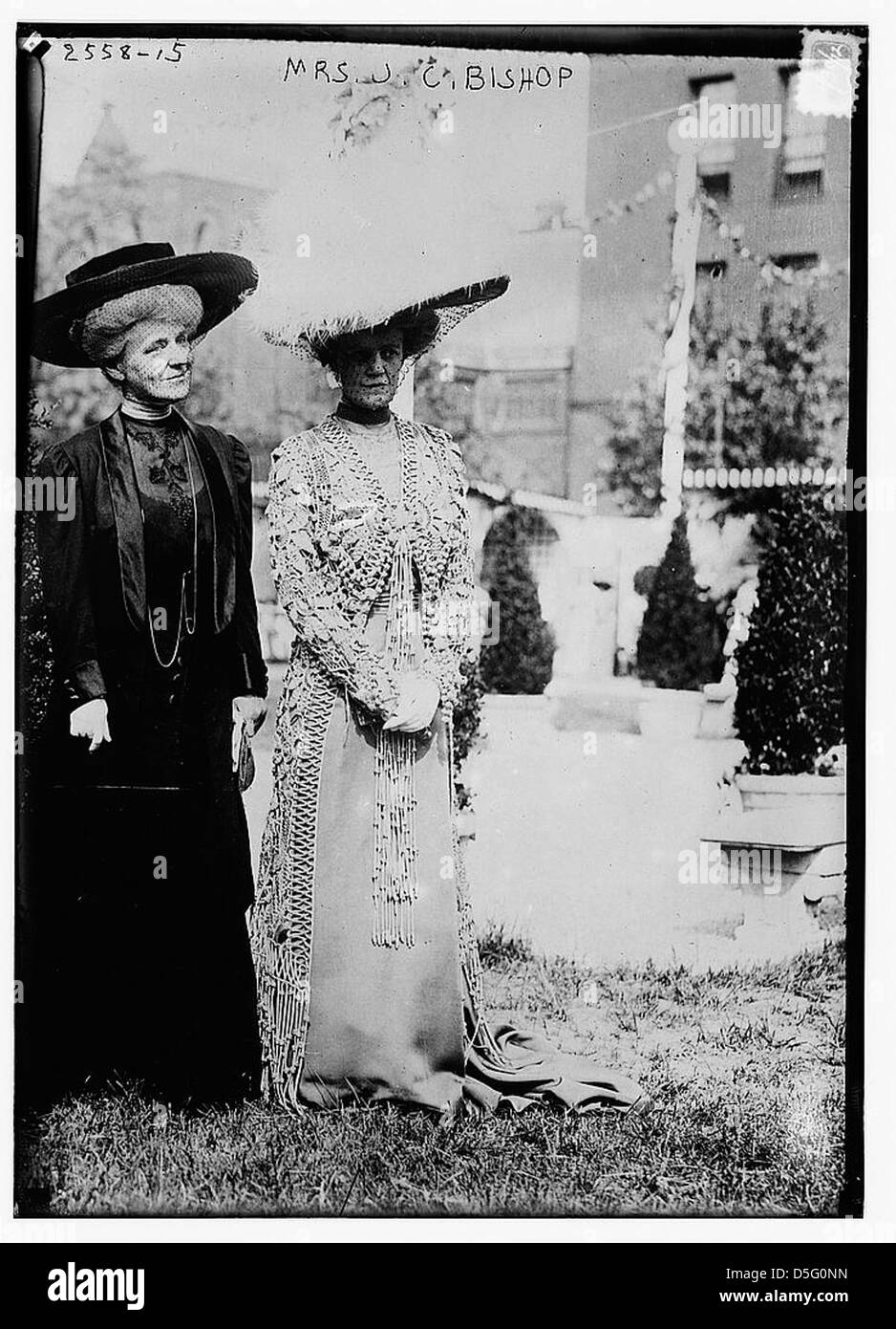 Ein Negativfoto von Mrs. J.C. Bishop, das sie in einem Garten mit Hut und Schleier zeigt. Das Porträt fängt die Mode und Eleganz des frühen 20. Jahrhunderts ein. Stockfoto