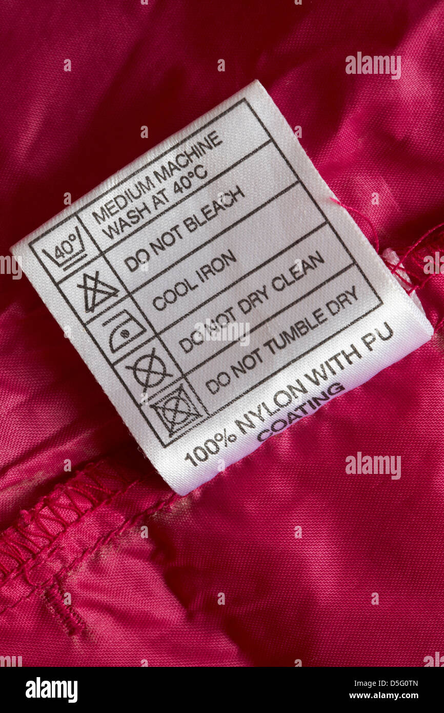 Etikett mit Waschanleitung in Kleidungsstück - 100% Nylon mit PU-Beschichtung – Pflegesymbole und Anweisungen Stockfoto