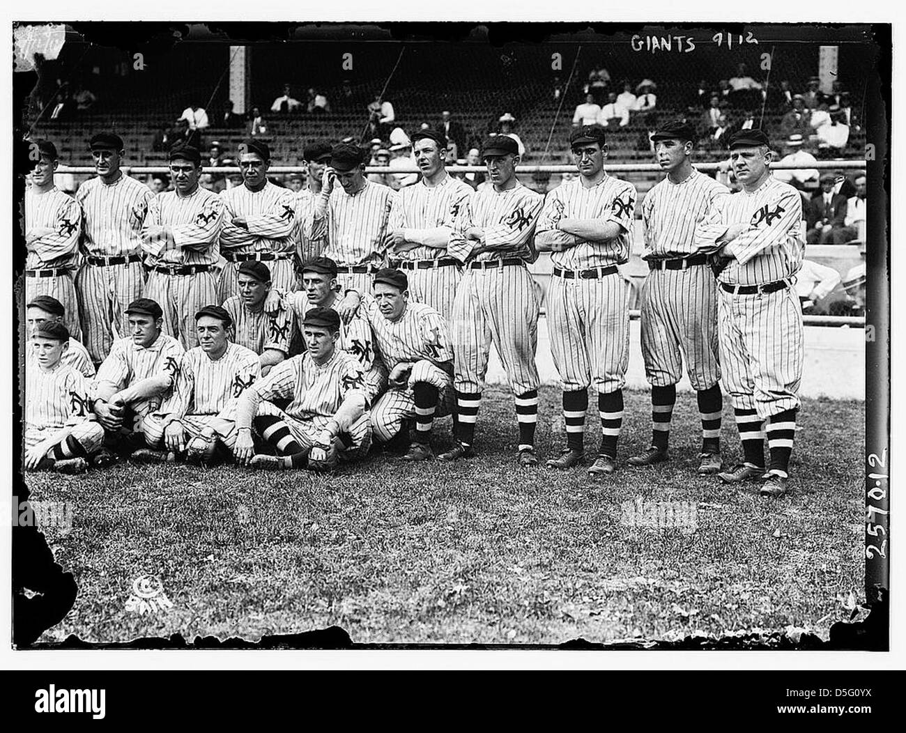 Das Baseballteam der New York Giants ist im September 1912 auf dem Polo Grounds in New York zu sehen und zeigt die Uniformen des Teams und die National League. Stockfoto