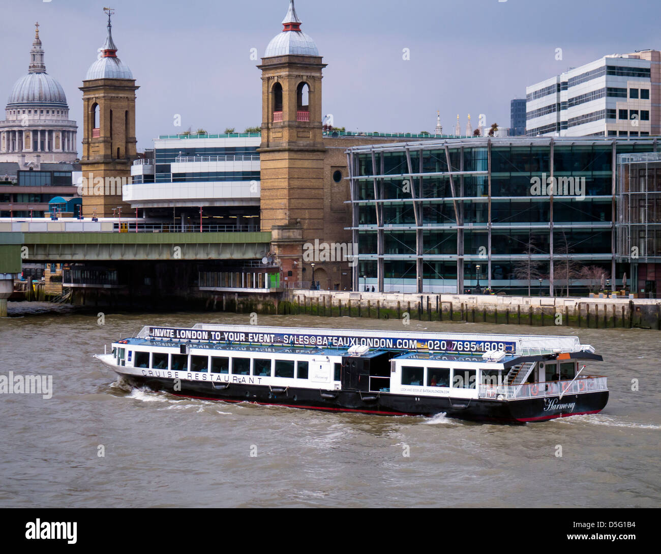 LONDON, Großbritannien - 30. MÄRZ 2013: Restaurant Cruise Boat 'Harmony' auf der Themse Stockfoto