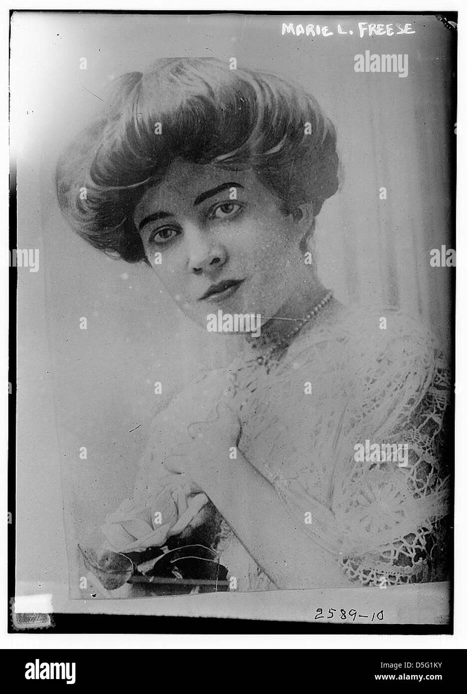Marie L. Freese war eine Fotografin des frühen 20. Jahrhunderts, die zeitlose Porträts mit klassischen Frisuren und eleganter Mode aufnahm. Ihre Werke spiegeln den Stil und die Raffinesse der 1910er und 1930er Jahre wider Stockfoto