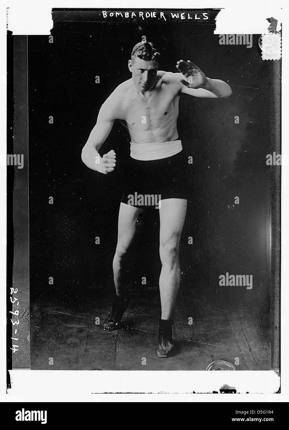 Ein Porträt von Billy „Bombardier“ Wells, einem britischen Boxmeister im Schwergewicht, der seine Leichtathletik und Stärke als prominente Figur in der Boxgeschichte zeigt. Stockfoto