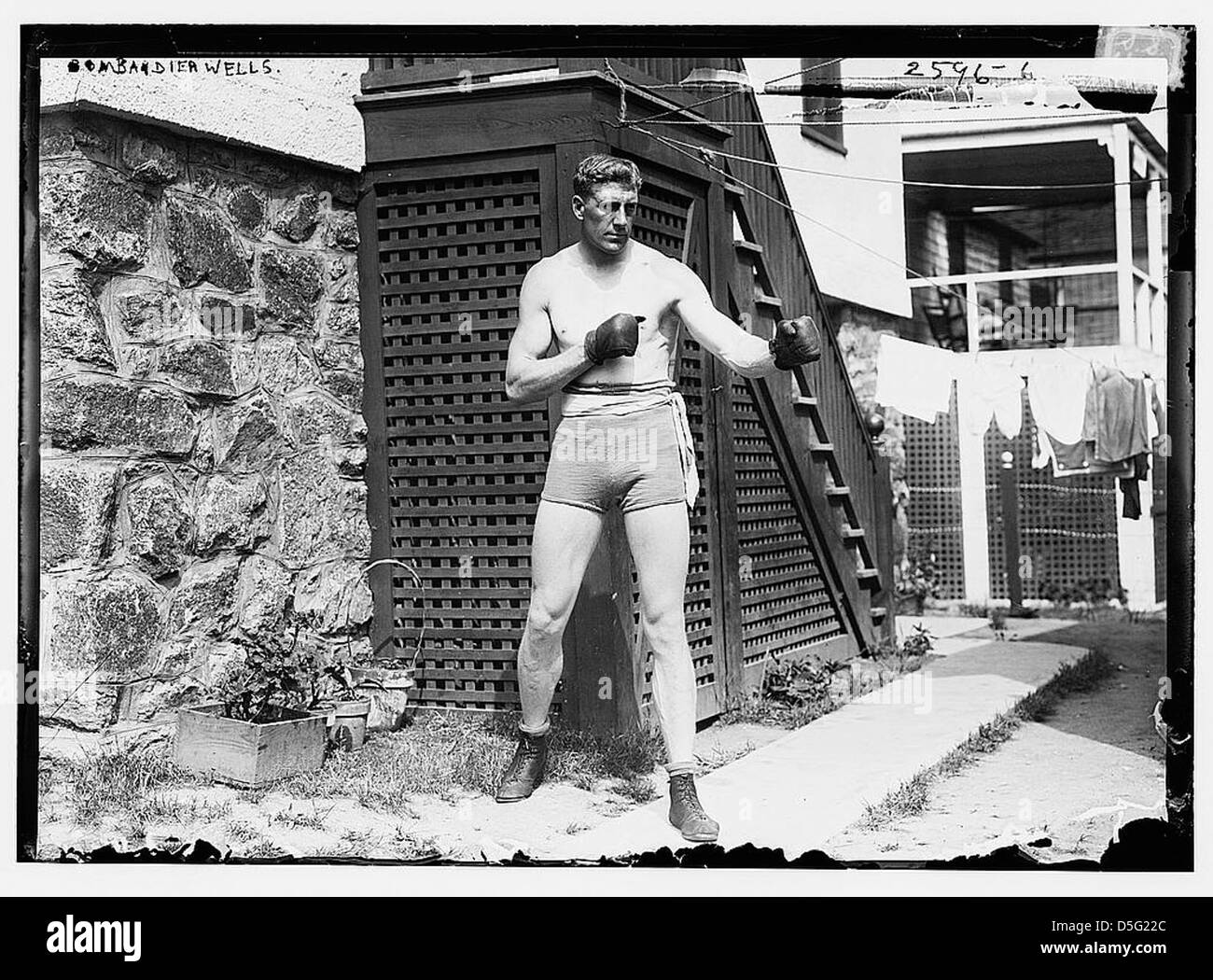 Ein Porträt von Billy 'Bombardier' Wells, einem britischen Boxmeister im Schwergewicht, der für seine Karriere im Ring gefeiert wurde. Dieses Bild zeigt die Stärke und das Vermächtnis des Athleten im Boxen während seiner Meisterschaftsjahre. Stockfoto