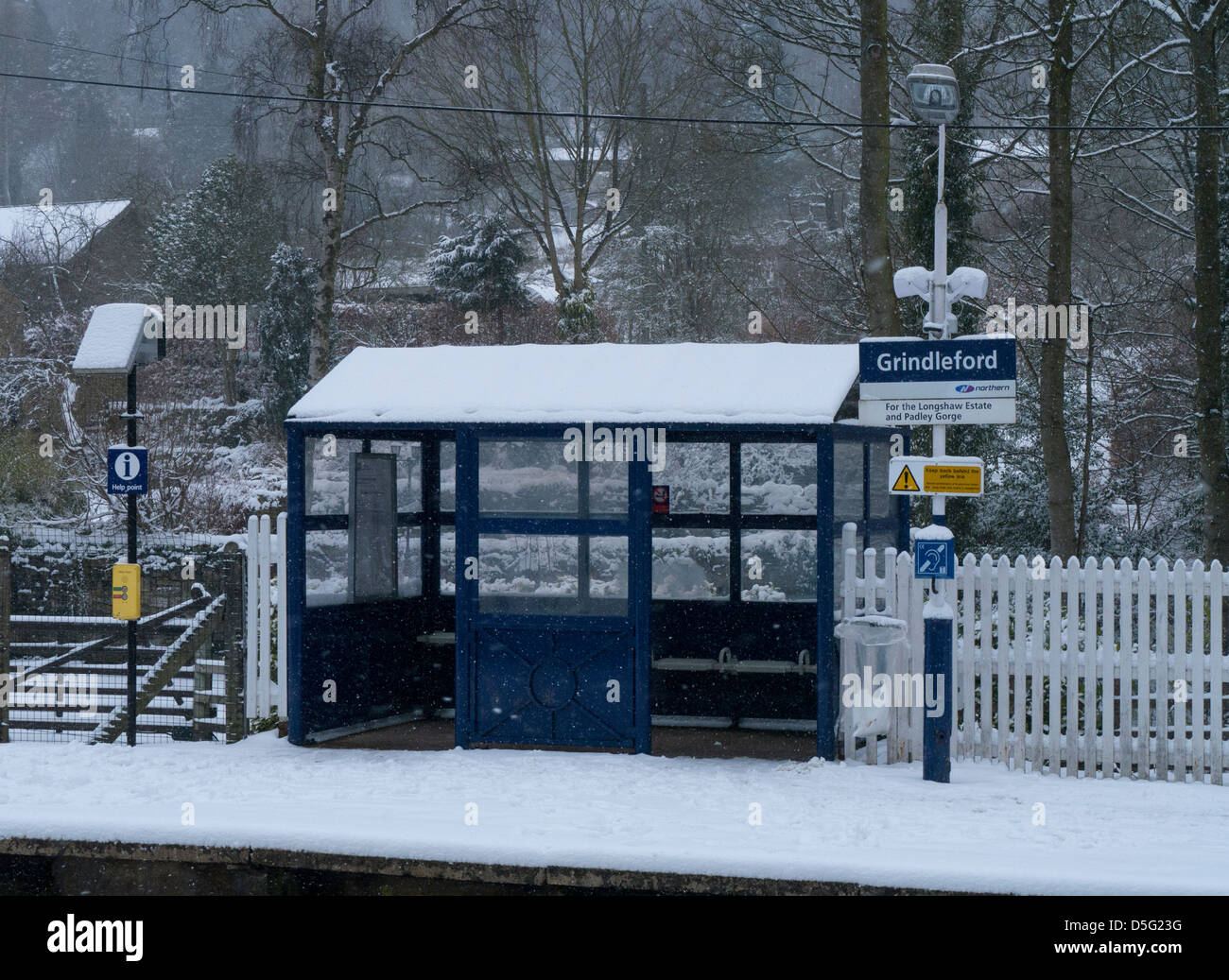 SHEFFIELD, Großbritannien - 23. MÄRZ 2013: Station Waiting Room auf Plattform in Grindleford im Winter im Peak District Stockfoto