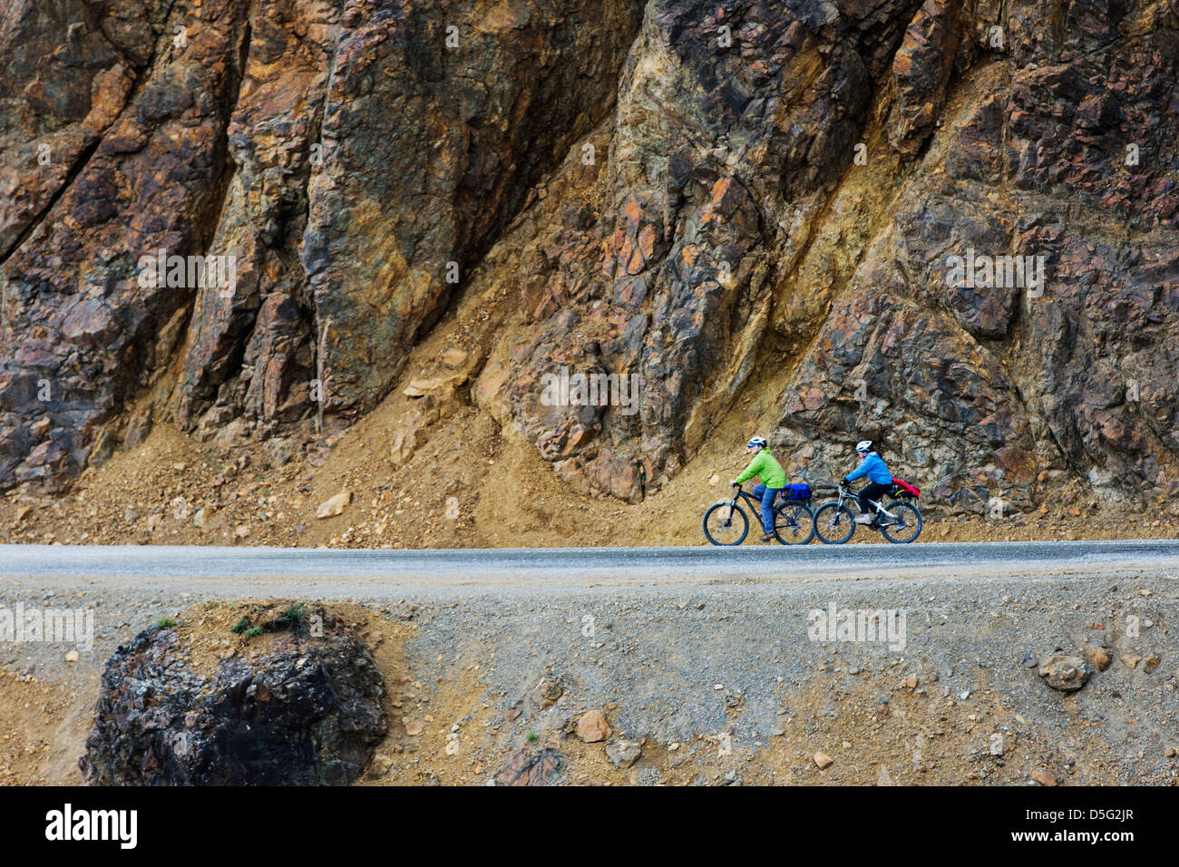 Zwei weibliche Touristen fahren Fahrräder auf den begrenzten Zugang Denali Park Road, Denali National Park, Alaska, USA Stockfoto