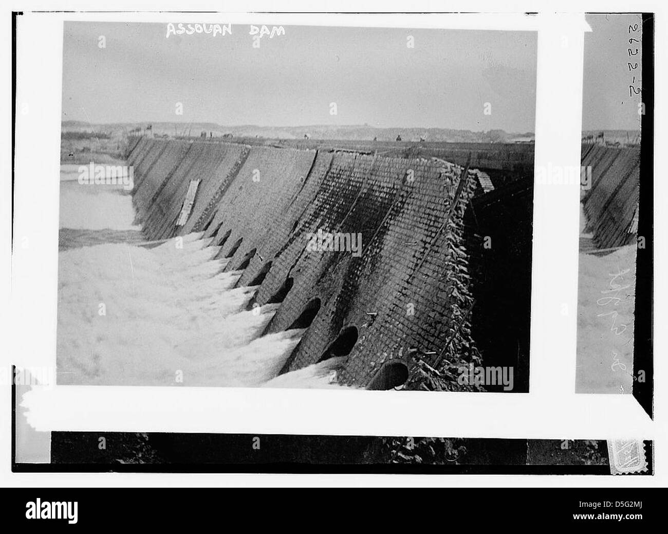 Dieses Bild zeigt den Assouan (Assuan) Low Dam in Ägypten, eine wichtige Struktur zur Regulierung des Nilflusses und zur Unterstützung der landwirtschaftlichen Tätigkeiten in der Region. Stockfoto
