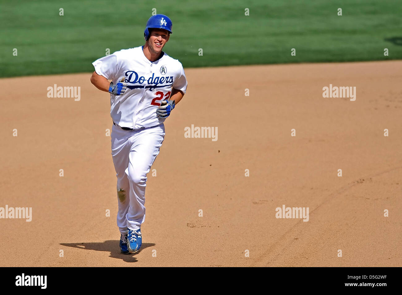 1. April 2013 Los Angeles, Kalifornien. Los Angeles Schwindler Krug Clayton Kershaw #22 ab rundet die Grundlagen nach der Kollision mit einem Homerun im 8. Inning während der Eröffnung Tag Hauptliga-Baseball-Spiel zwischen den Los Angeles Dodgers und den San Francisco Giants im Dodger Stadium... Die Los Angeles Dodgers besiegen die San Francisco Giants 4-0.Los Angeles Dodgers Clayton Kershaw #22 endet das Spiel einen Homerun schlagen und ein komplettes Spiel zu werfen. Louis Lopez/CSM Stockfoto