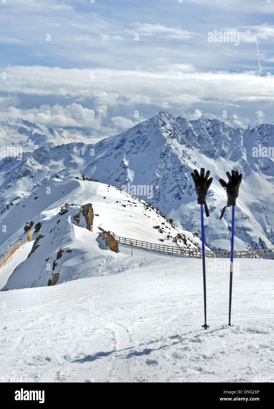 Skistöcke mit Handschuhen an der Spitze der Gaislachkogel in Sölden im Ötztal Alpen in Tirol, Österreich Stockfoto