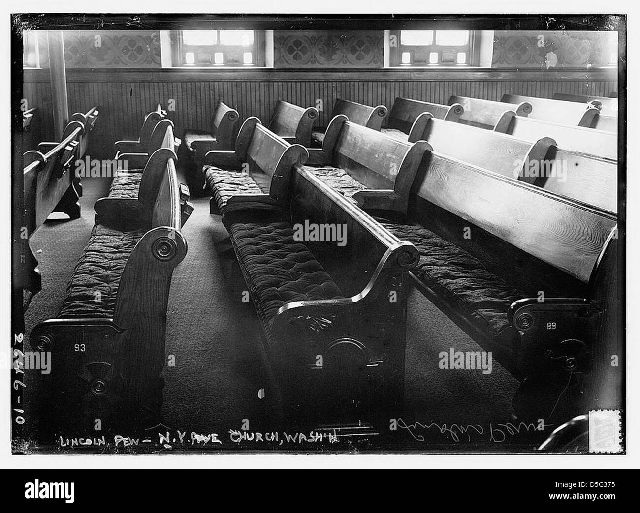 Dieses Bild zeigt die Kirchenbank an der New York Avenue Presbyterian Church in Washington, D.C., wo Präsident Abraham Lincoln Gottesdienste besuchte, mit einer leeren historischen Kirchenbank. Stockfoto