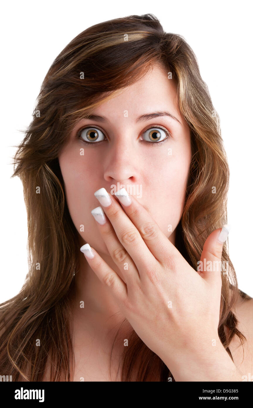 Schockiert Frau bedeckt der Mund mit der Hand in einen weißen Hintergrund isoliert Stockfoto