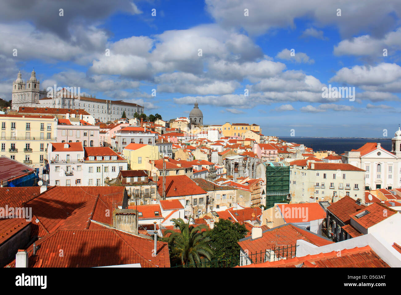 Bunte Dächer und Häuser in Alfama, Lissabon, Portugal bei bewölktem Himmel verstreut Stockfoto