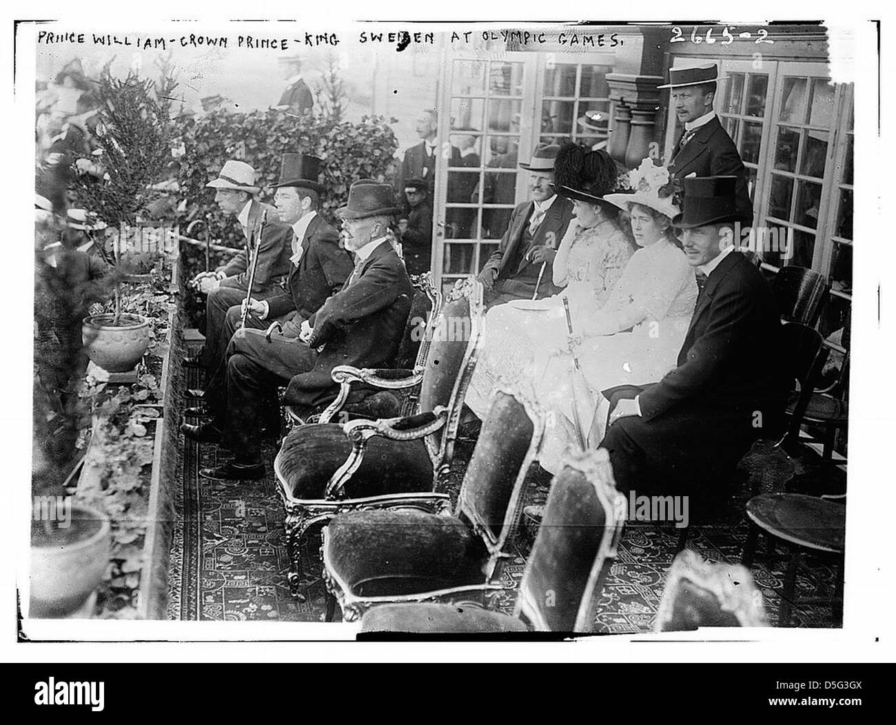 Ein Foto von den Olympischen Spielen 1912 in Stockholm, das Prinz Wilhelm von Schweden, später König Gustaf V., zeigt, wie er die Spiele in seiner Rolle als Kronprinz besuchte. Man sieht ihn mit einem Hut. Stockfoto