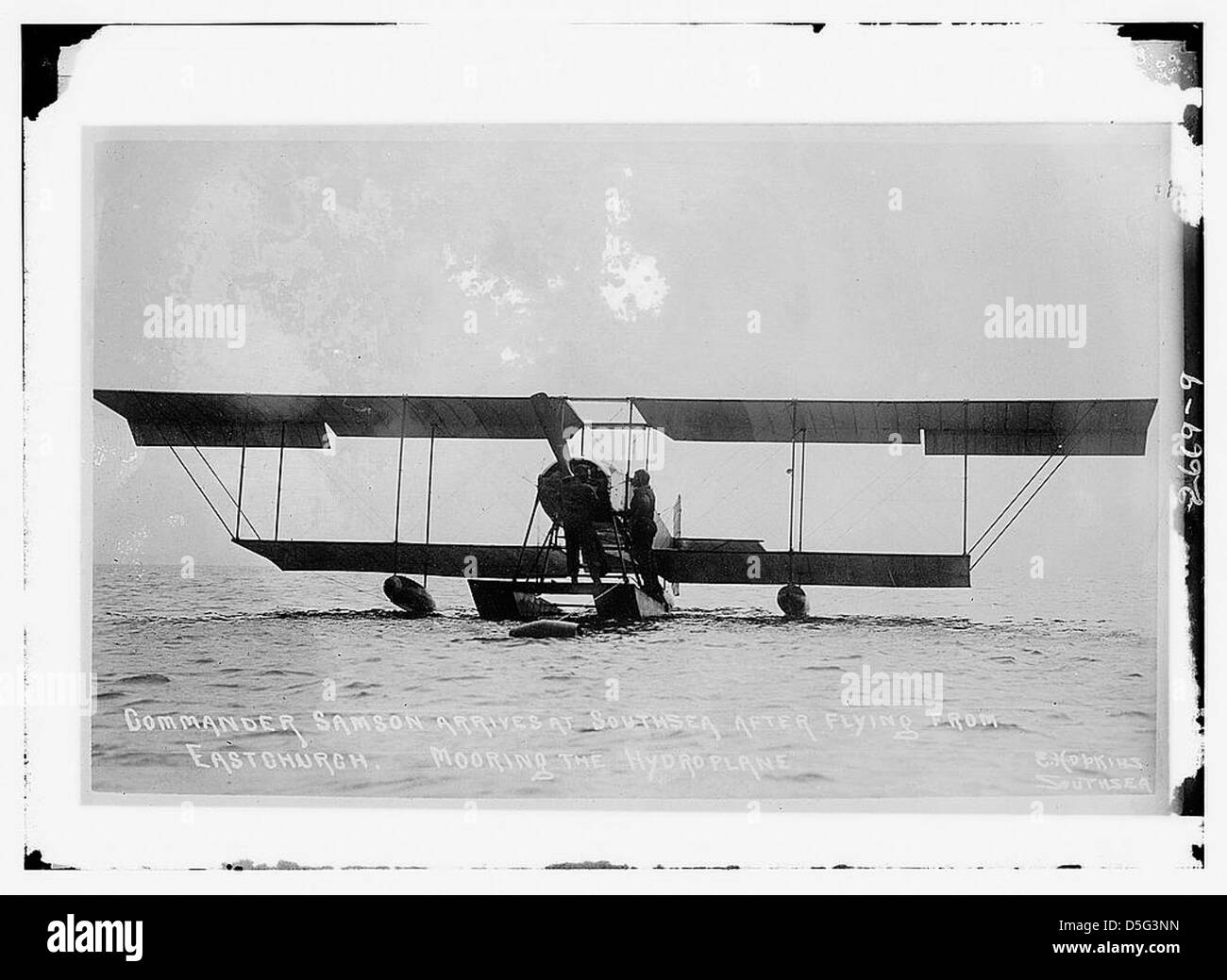 Commander Samson kommt in Southsea nach einem Flug von Eastchurch. Das Wasserflugzeug (LOC) festmachen Stockfoto