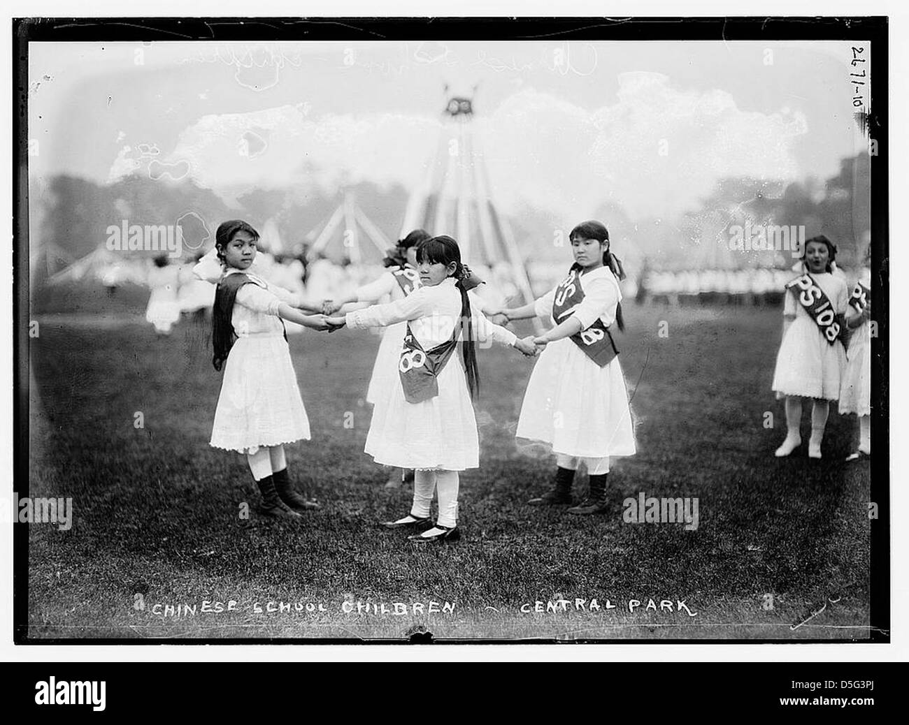 Ein Foto von chinesischen Schulkindern, die an den Feierlichkeiten zum Mai im Central Park, New York, teilnehmen. Das Bild zeigt ihre freudige Teilnahme an einer Kultur- und Bildungsveranstaltung. Stockfoto