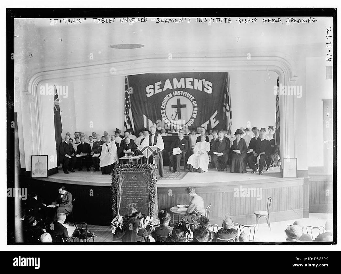 Bischof Greer spricht bei der Enthüllung der Titanic-Tafel am Seamen's Church Institute in New York. Diese Gedenkveranstaltung ehrt die Katastrophe der RMS Titanic. Das Seamen's Institute war Gastgeber der Zeremonie, bei der die Teilnehmer die Verlierenen der Tragödie ehren. Das Bild fängt die Bedeutung des Ereignisses ein und Greer spricht die Menge in einem feierlichen Moment der Erinnerung an. Stockfoto