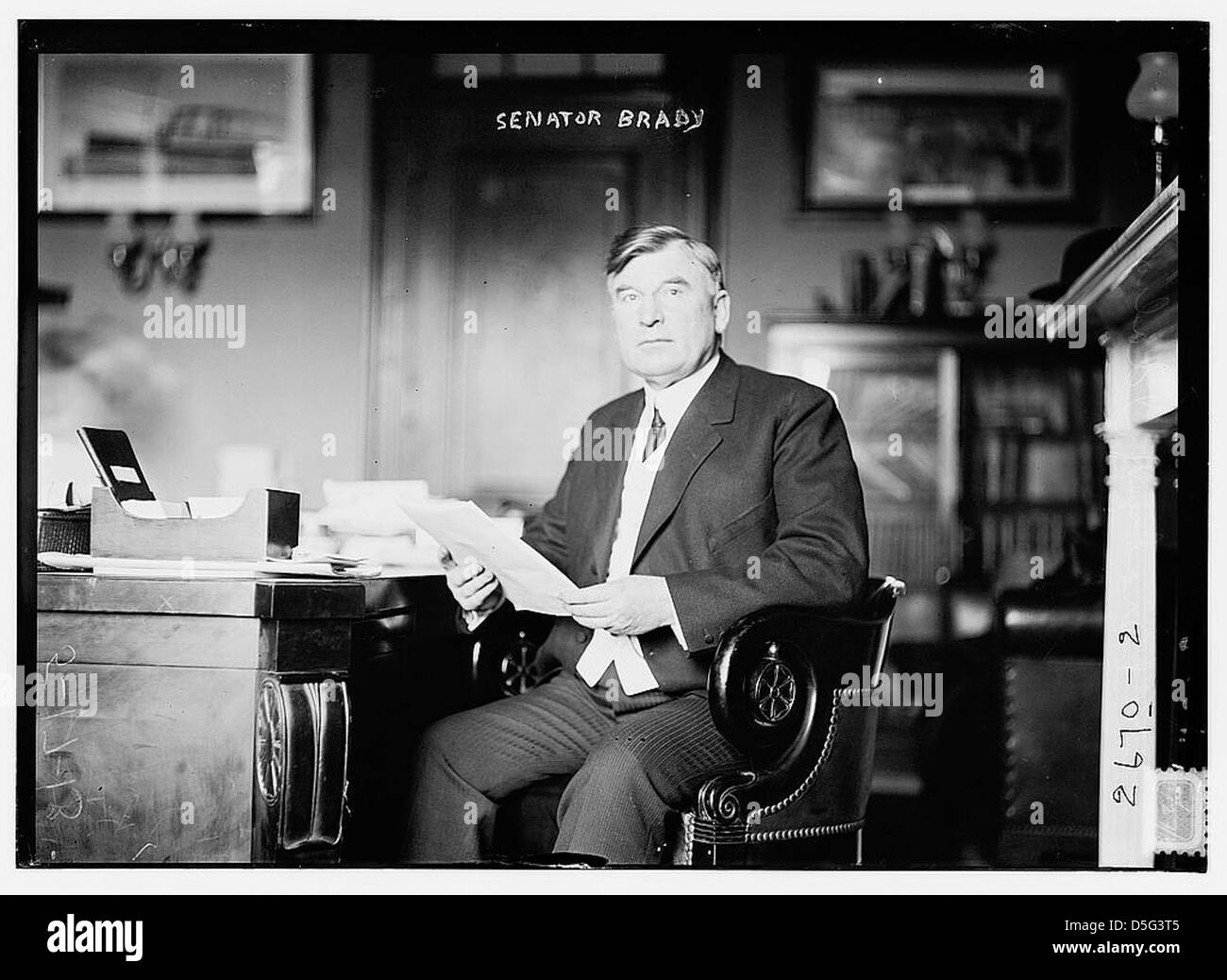 Ein Porträt von James Henry Brady, einem amerikanischen Senator. Das Foto zeigt Brady in einer formalen Pose, die seinen Status in der amerikanischen Politik während des frühen 20. Jahrhunderts widerspiegelt. Stockfoto