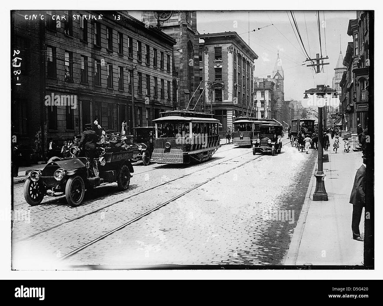 1913 wird ein Streik in Cincinnati verhaftet, bei dem Arbeiter der Cincinnati Traction Company und der Carmen’s Union während eines Arbeitsstreits über Straßenbahnen zu sehen waren. Das Foto fängt die angespannte Atmosphäre des Streiks ein. Stockfoto