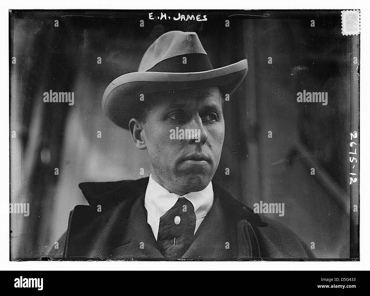 Porträt von E.H. James, auch bekannt als Edward Holton James, aufgenommen vom Bain News Service. Auf diesem Foto ist James ein angesehener Gentleman mit einem Hut. Das Bild ist Teil einer historischen Serie von Kriminellen und Prominenten-Porträts. Stockfoto