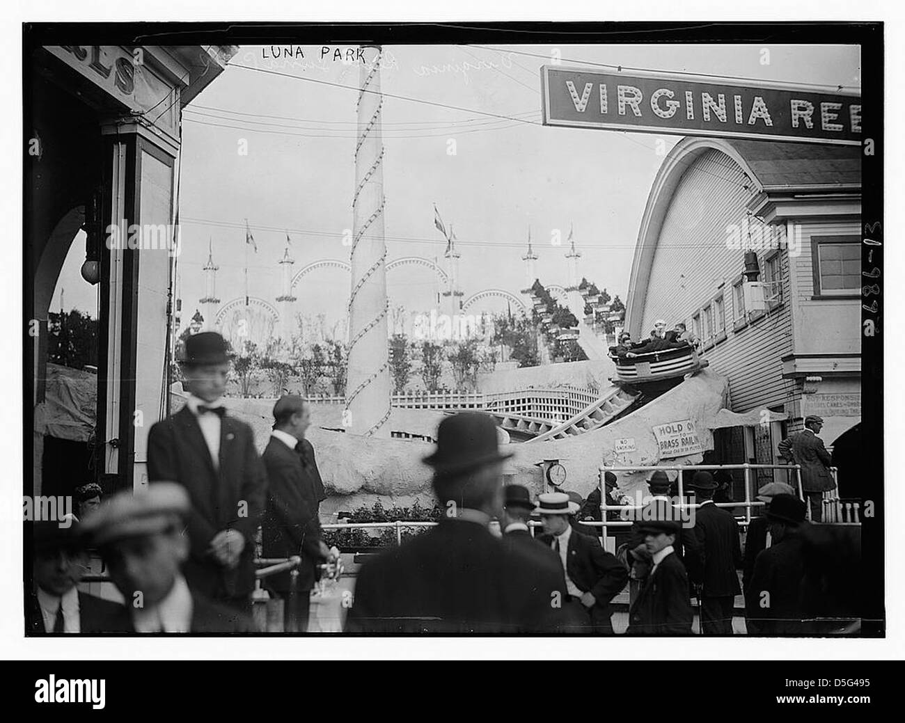 Luna Park in Coney Island, New York, aufgenommen auf einem historischen Foto. Der Vergnügungspark, bekannt für seinen Virginia Reel Ride, war Anfang des 20. Jahrhunderts ein beliebtes Ausflugsziel für Unterhaltungs- und Freizeitaktivitäten. Stockfoto