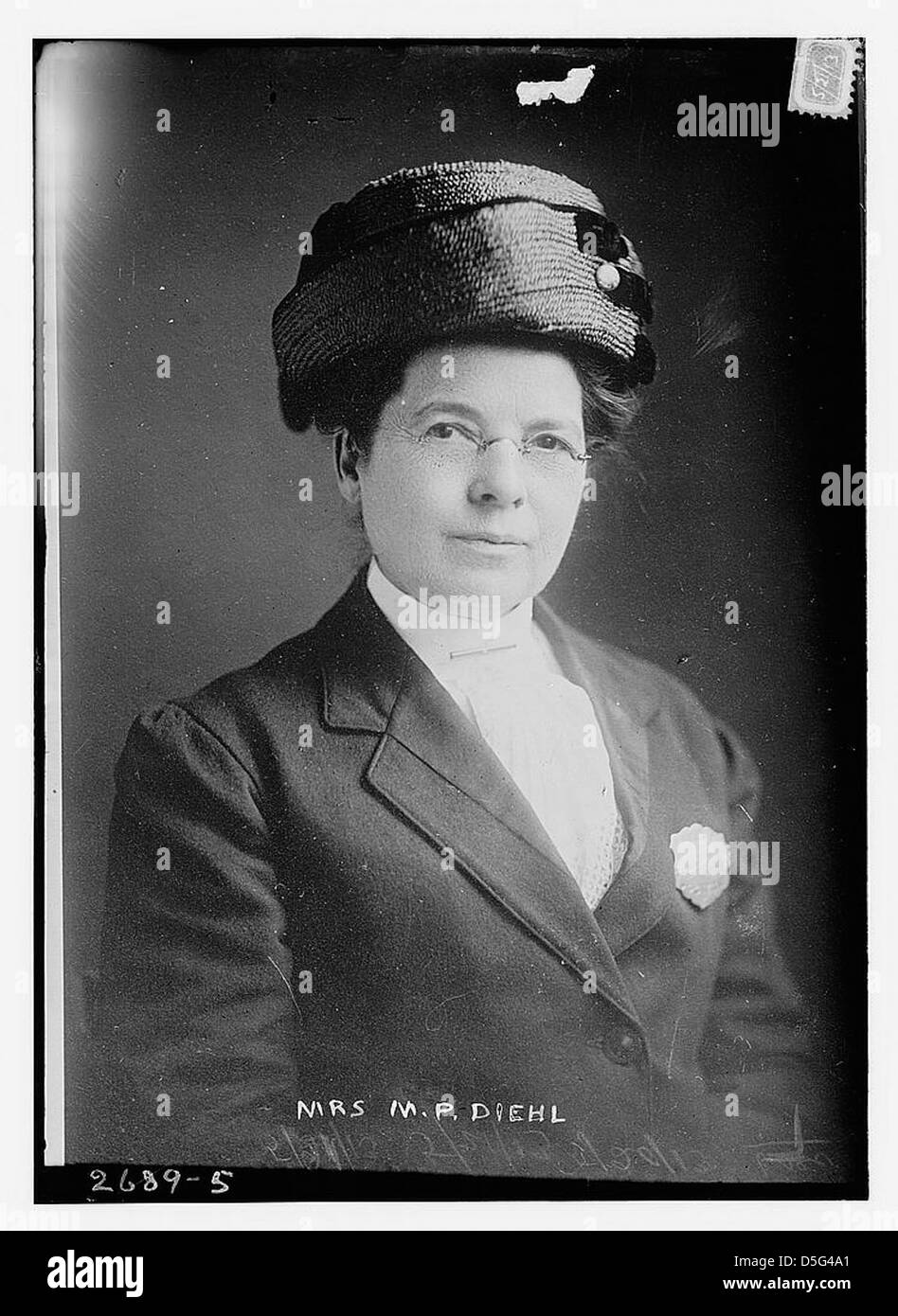 Mary P. Diehl, bekannt als Mrs. M.P. Diehl, ist in der Uniform einer Polizistin abgebildet, die einen Polizeiausweis hält. Dieses Bild spiegelt ihre Rolle bei der Strafverfolgung in Philadelphia wider. Stockfoto