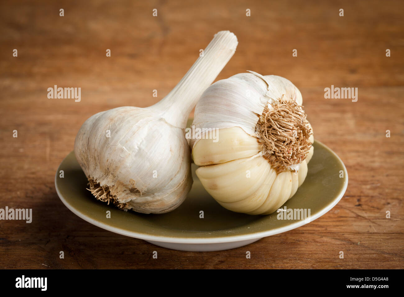 Studio gedreht Knoblauch auf einen kleinen Teller Stockfoto