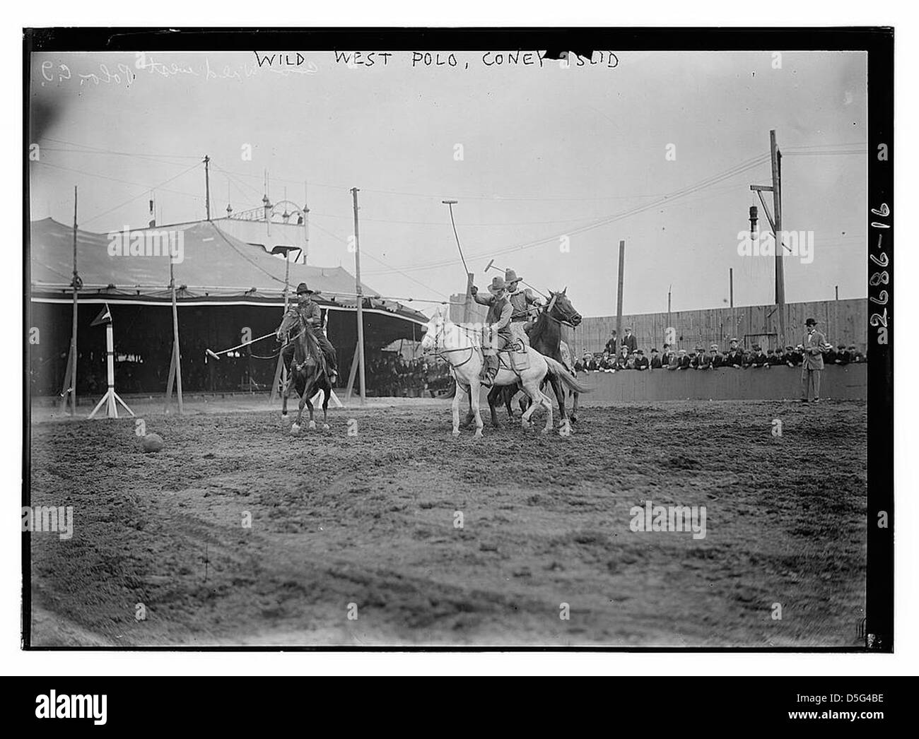 Auf Coney Island fand ein Polospiel im Wild-West-Stil statt, bei dem eine Mischung aus westlichem Sport und populärer Unterhaltung in New York präsentiert wurde. Stockfoto