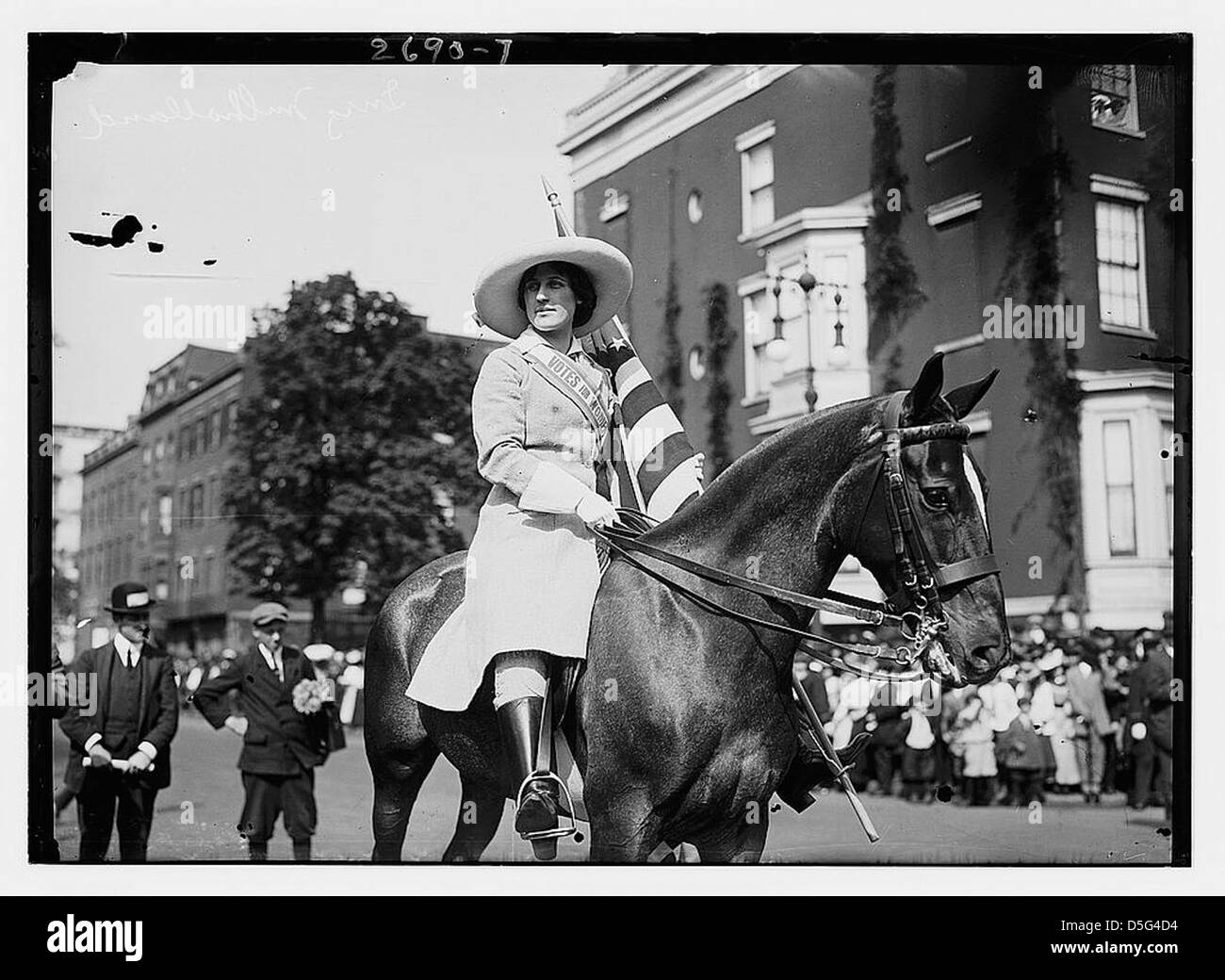 Inez Milholland, eine prominente Frauenrechtlerin, wird auf dem Pferd dargestellt, in Reitgewohnheit und mit einem doppelten Zaumzeug. Das Foto fängt ihre Rolle in der Wahlrechtsbewegung ein und symbolisiert Stärke und Entschlossenheit. Stockfoto